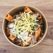 Slourp Pasta: Μια μακαρονάδα στο χέρι σε μια όμορφη πλατεία του Κορυδαλλού