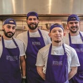 Stack: Τα smash burgers των δυτικών προαστίων έρχονται στην Κυψέλη