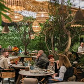 Λεύκες on the Side: Η πιο φρέσκια, all-day εκδοχή ενός γαστρονομικού θρύλου