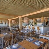 Axinos Paros: Ένα γαστρονομικό spot που συνδυάζει θάλασσα, γεύση και κυκλαδίτικη κομψότητα