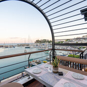 Horizon Rooftop Of Senses: Το rooftop του Μικρολίμανου με θέα την αθηναϊκή Ριβιέρα