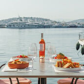The Whale Athens: Καλοκαιρινό διαμαντάκι που αλλάζει τη ζωή στην πόλη