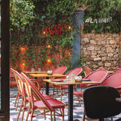 Plakaki: Aperitivo και νόστιμο pairing στην όμορφη πλατεία της Πλάκας