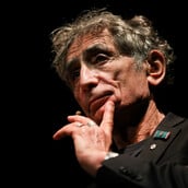 Γκάμπορ Ματέ: «Έχουμε απεγνωσμένα ανάγκη ο ένας τον άλλον»