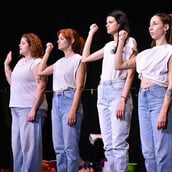 «GLOW ή Πώς να γυρίσεις ασφαλής στο σπίτι σου»: Μια σκηνική σύνθεση για το έμφυλο ζήτημα