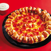 Pizza Hut: Μόλις ήρθε η νέα Cheesy Bites Pizza για να την απολαμβάνεις μπουκιά - μπουκιά με Pop it. Dip it!