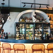 Ζιράφ: Ένα wine bar που τολμά να ξεχωρίζει