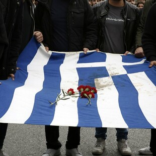 Πορεία της ΠΑΣΠ με την αιματοβαμμένη σημαία του Πολυτεχνείου