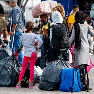 Έως δέκα προαναχωρησιακά κέντρα προσφύγων και μεταναστών προβλέπει το σχέδιο της κυβέρνησης