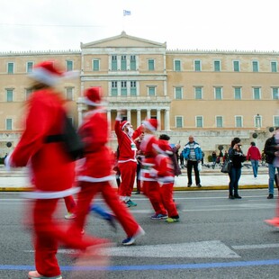 Santa Run: Οι Αθηναίοι αγιοβασίληδες τρέχουν για καλό σκοπό