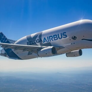 Beluga XL: Στους αιθέρες η θηριώδης «ιπτάμενη φάλαινα» της Airbus
