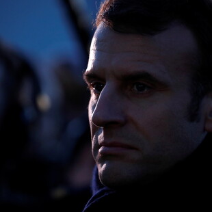 Γαλλία: Διαδηλωτές επιχείρησαν να λιντσάρουν τον Μακρόν σε θέατρο