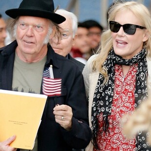 Ο Neil Young έγινε και επίσημα Αμερικανός πολίτης έτσι ώστε να μπορέσει να ψηφίσει εναντίον του Τραμπ