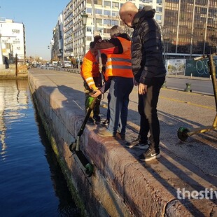 Θεσσαλονίκη: Συνεργεία του δήμου «ψαρεύουν» ηλεκτρικά πατίνια από τον Θερμαϊκό