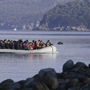 Μηταράκης για πλωτά φράγματα: Είναι «μέρος μιας συνολικής πολιτικής προστασίας των συνόρων»