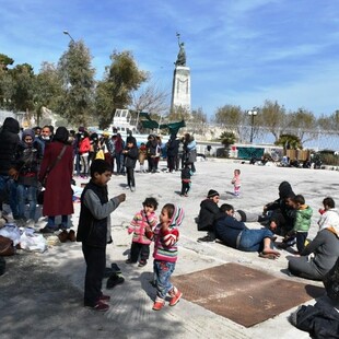 Μυτιλήνη: Άτυπος καταυλισμός για εκατοντάδες πρόσφυγες το λιμάνι - Χωρίς νέες αφίξεις η νύχτα