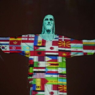 Το άγαλμα του Χριστού στο Ρίο φωτίζεται με τις σημαίες των χωρών που έχουν πληγεί από τον ιό