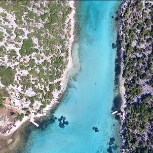 Μπορείτε να βρείτε πού βρίσκεται αυτή η εξωτική «Γαλάζια Λίμνη» της Ελλάδας;