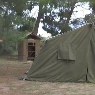 Κρανίδι: Ο στρατός έστησε σκηνές έξω από τη δομή φιλοξενίας με τα 150 κρούσματα κορωνοϊού