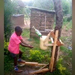 Κένυα: 9χρονος έφτιαξε «μηχάνημα» για το πλύσιμο χεριών- Βραβεύθηκε από τον πρόεδρο της χώρας