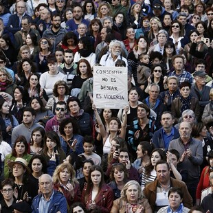 Ισπανία: Τρίτη μέρα μαζικής κατακραυγής για τις επιεικείς ποινές στην «Αγέλη των Λύκων»