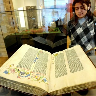 Αντίγραφα της πρώτης έκδοσης της Βίβλου, 550 χρόνια μετά τον θάνατο του Γουτεμβέργιου