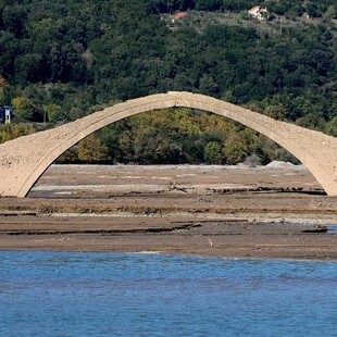 Έτοιμο να καταρρεύσει ένα από τα παλιότερα πετρόκτιστα γεφύρια της Ελλάδας στην Ευρυτανία