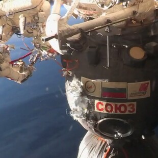 Εντυπωσιακός «διαστημικός περίπατος» από Ρώσους κοσμοναύτες που βγήκαν να ελέγξουν ρωγμή στο Soyuz