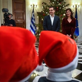 «Άμπρα κατάμπρα, κάνε μια κωλοτούμπα»: Το ταχυδακτυλουργικό στο Μαξίμου και η αντίδραση Τσίπρα