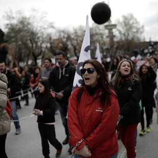 Αλυσοδεμένοι διαδηλωτές έκαναν πορεία στη Θεσσαλονίκη κατά της εξόρυξης χρυσού