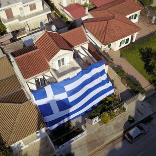 Μια τεράστια ελληνική σημαία κάλυψε σπίτι στη Νέα Κίο