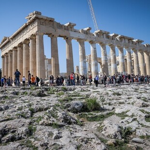 Επισκευάζουν το αλεξικέραυνο στην Ακρόπολη, μετά τον τραυματισμό τεσσάρων ατόμων