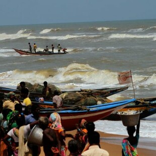 Ινδία: Σχεδόν 800.000 άνθρωποι απομακρύνονται από τις εστίες του λόγω του κυκλώνα Φάνι
