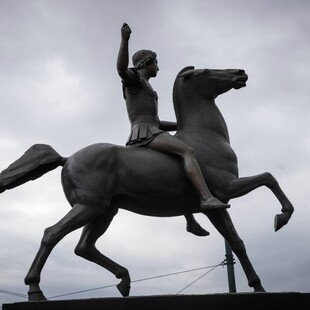 Βανδάλισαν το άγαλμα του Μεγάλου Αλεξάνδρου στην Αθήνα: «Ήταν φονιάς των λαών»