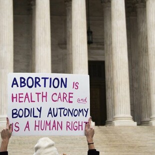 Η Google πιέζεται να σταματήσει να διαφημίζει κλινικές κατά των αμβλώσεων