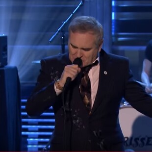 O Morrissey φόρεσε καρφίτσα ακροδεξιού βρετανικού κόμματος