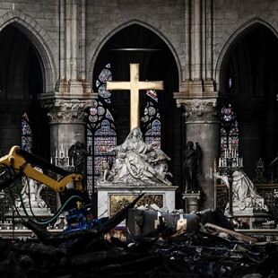 Παναγία των Παρισίων: Η πρώτη λειτουργία μετά την καταστροφική πυρκαγιά