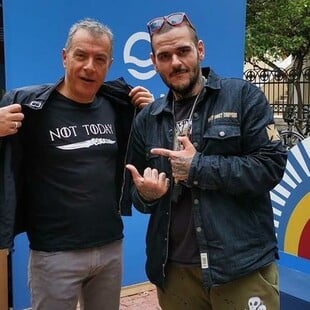 «Τι ψηφίζουν οι ράπερ;» - Η συνάντηση Θεοδωράκη με το «Θηρίο» και το μπλουζάκι Game of Thrones