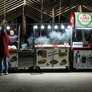 Λουκάνικα, κρεμμύδια και παρά λίγο ξύλο - Το φαγητό των γηπέδων