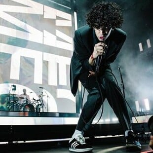 Ντουμπάι: O τραγουδιστής των 1975 φίλησε άνδρα φαν σε συναυλία, αψηφώντας τους νόμους των ΗΑΕ