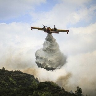 Φωτιά στην Κεφαλλονιά: Μεγάλη επιχείρηση της πυροσβεστικής σε δυσπρόσιτο σημείο