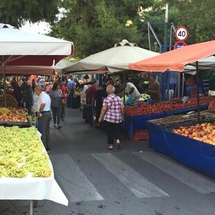 Άγρια συμπλοκή σε λαϊκή στην Αγία Παρασκευή - Τον δάγκωσε και του έκοψε το αυτί