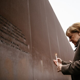 30 Χρόνια από την Πτώση του Τείχους: Η Μέρκελ καλεί σε αγώνα κατά του μίσους και του ρατσισμού