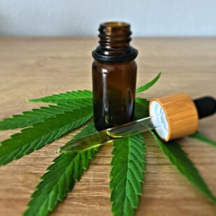 Τι είναι το CBD oil και γιατί κυριαρχεί στη βιομηχανία της ομορφιάς;