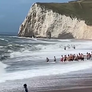 Βίντεο: Λουόμενοι σχημάτισαν ανθρώπινη αλυσίδα, για να σώσουν άνδρα που πάλευε με τα κύματα