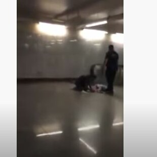 Έρευνα της ΕΛΑΣ για τον αστυνομικό που κλώτσησε επαίτη στο μετρό Ομόνοιας