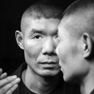 Ο Ai Weiwei αποτίει φόρο τιμής στον φωτογράφο Ren Hang και την τέχνη του