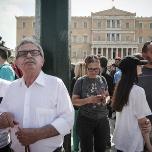 FT: Η κρίση δεν έπληξε το πελατειακό κράτος στην Ελλάδα - 30.000 διορισμοί στο Δημόσιο