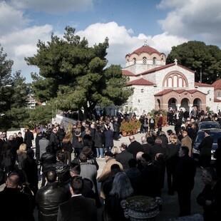 Πολιτικοί, δημοσιογράφοι καλλιτέχνες, συνεργάτες και πλήθος στην κηδεία του Θέμου Αναστασιάδη