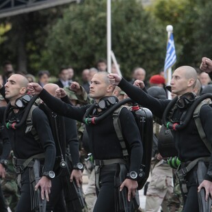 Τι απαντά το Λιμενικό στην απαγόρευση συνθημάτων κατά την παρέλαση